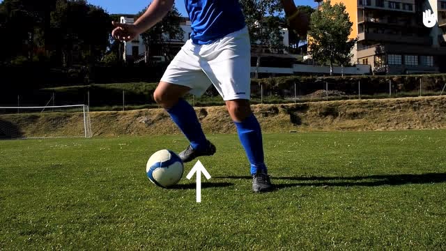 向后拉球变向   足球教程