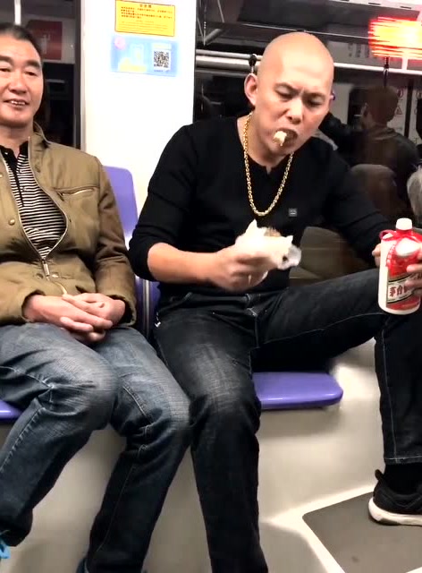 公交车上看见一土豪 吃包子喝茅台