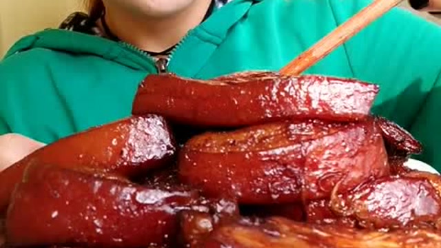 美女狂吃五花肉