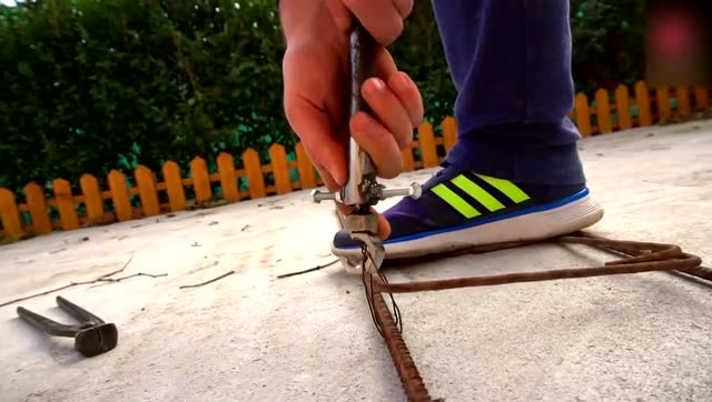 牛人发明了一种扎铁丝神器,建筑工人都说好,发明者简直是天才!