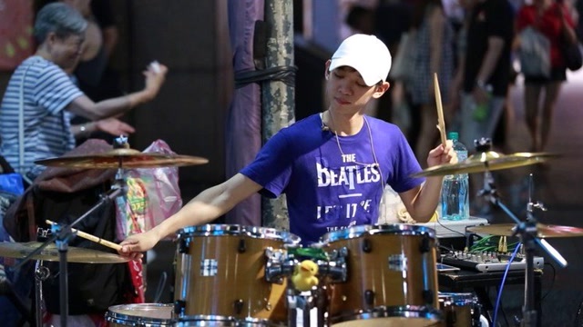 爵士鼓网红小帅哥李科颖街头演奏周杰伦告白气球被电到了