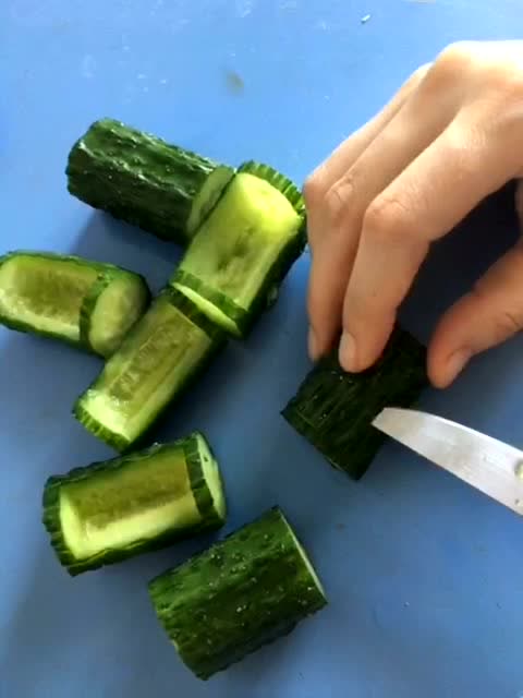 黄瓜改刀,切成船状,样子挺漂亮的