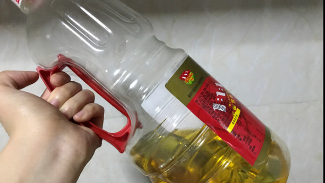 菜油桶洗不干净?把这2样宝贝倒进去摇一摇,油渍自己跑出来
