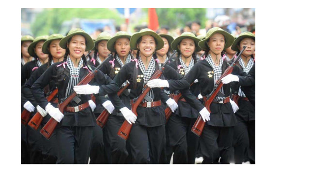 越南阅兵,女兵一出场尖叫声一片,不但腿美而且正步踢得好