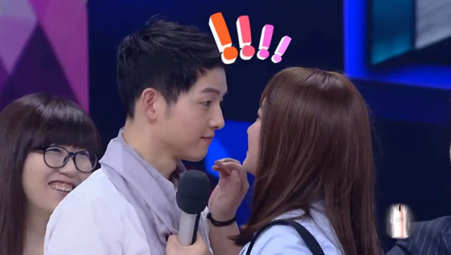 贾玲竟当众亲吻宋仲基,还亲密系围巾,一个细节全场都看呆了!