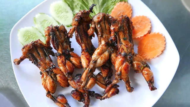 看着烤青蛙的制作过程很诱人,但是这个原因让我不敢吃!