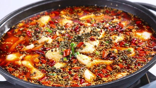 独家发布年夜饭大菜系列之:泡椒山胡椒鱼火锅,主厨强烈推荐