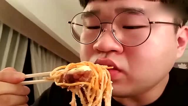 吃播韩国大饼脸眼镜哥狂吃美食!看长想就知道是顶级吃货!