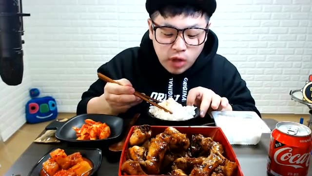 韩国大嘴小哥吃炸鸡,搭配大块腌瓜,大口吃饭大口吃肉