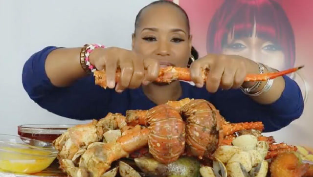 黑人吃蟹阿姨帝王蟹龙虾尾,蘸料感觉好好吃,享受美味的表情