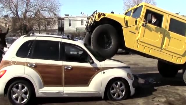 最好别惹悍马车主 一言不合就压车!