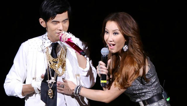 李玟和周杰伦演唱《刀马旦》当年周杰伦侧颜杀啊!现在月半伦