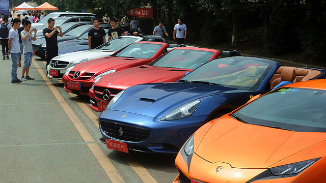 武汉高校豪车迎新,网友:职业院校就喜欢博眼球!