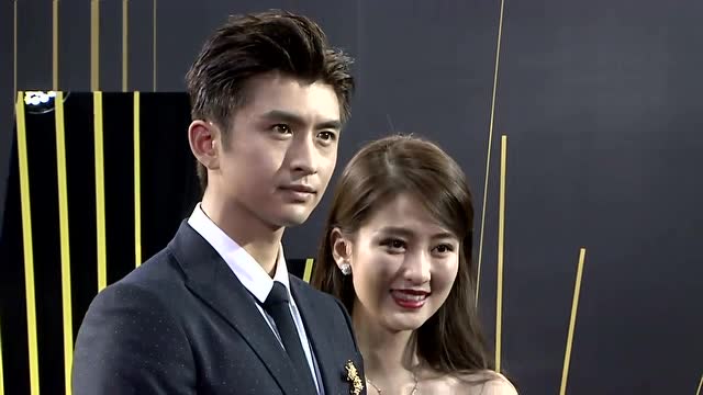 乔欣张云龙一起亮相2017芭莎明星慈善夜红毯