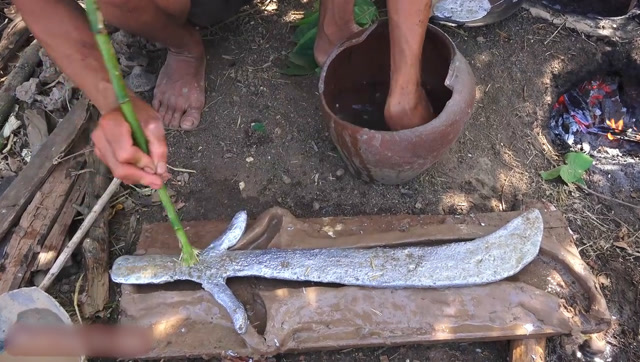 实拍小伙野外提炼铝矿石自制工具