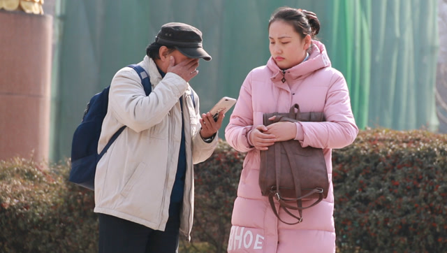 外来务工的老人问路人借手机给家里打电话,路人的反应出乎意料