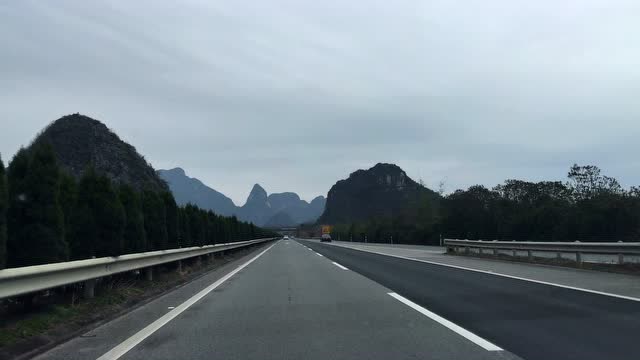 过完年回深圳打拼 路过广西偶遇最美高速 路边美景美不胜收
