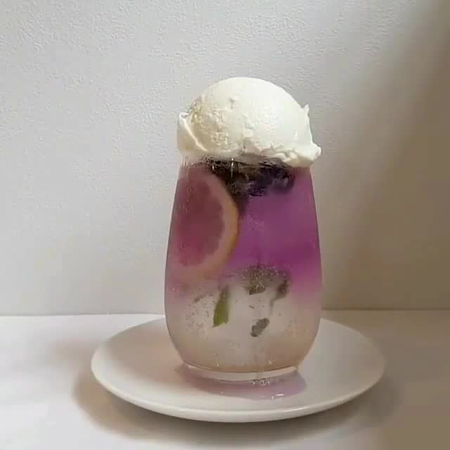 教你如何来制作一杯冰淇淋球汽水!