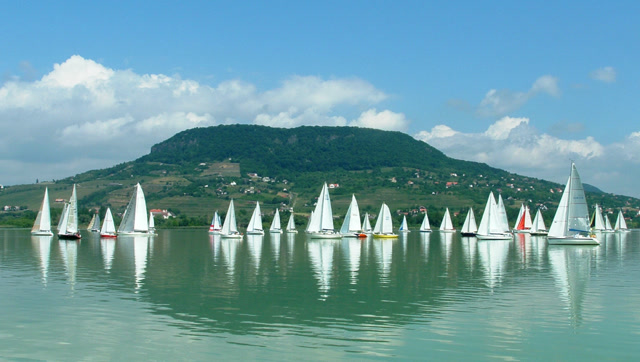 碧波荡漾,白帆点点,白鸥盘旋,匈牙利巴拉顿湖