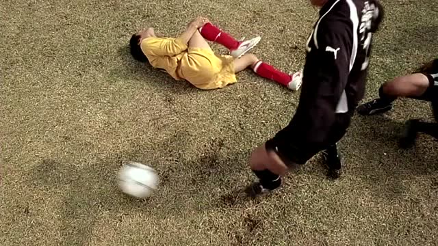 少林足球,周星驰大力金刚腿,被对手下黑手踢断