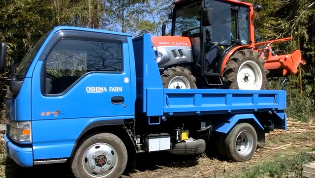 小货车运输拖拉机,看看拖拉机怎样上车的