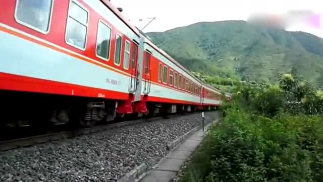 成昆铁路奇景 火车在两河口展线来回折返跑 艰难爬上山!