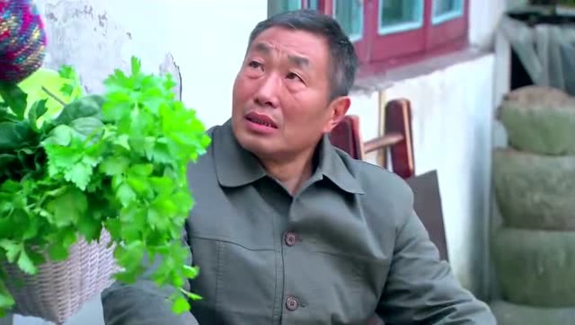 小秋在门口遇到爸爸,被爸爸教育了一顿