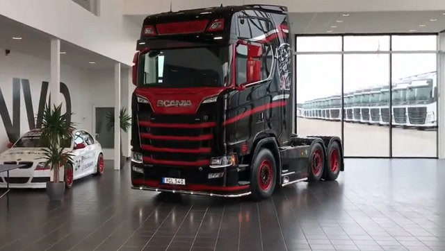 全新的斯堪尼亚s730卡车拖头,感受下v8发动机的声音