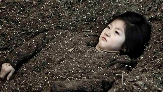 7岁小女孩将自己活埋,罪魁祸首竟是父亲,看完后十分痛心!