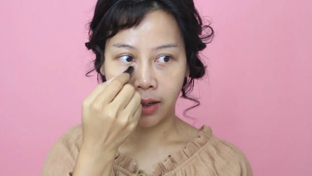 爱化妆的女人最美,40岁大姐学化妆后,像个25岁美女