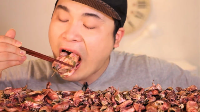 大胃王吃鱿鱼,这样吃那才叫过瘾!