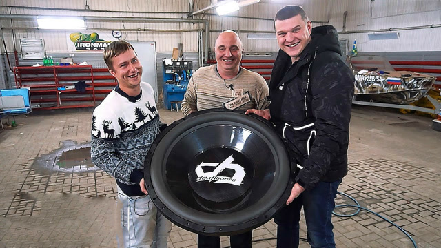 俄罗斯大叔将轿车改成巨型低音炮音响开启那一刻差点掀飞车顶