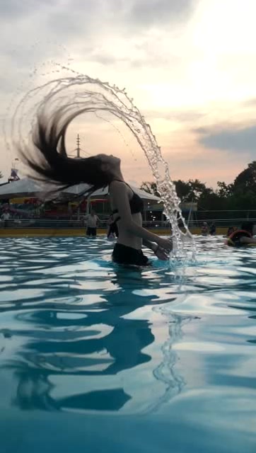 最近这个游泳的美女火了,那一甩,帅到我心窝里了!