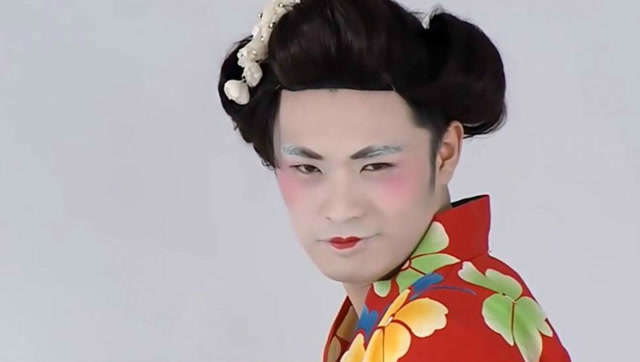 奶粉当粉底,厕纸当彩带?曾小贤扮艺妓跳舞,又辣眼又搞笑!