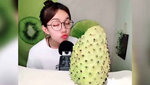 小姐姐声控吃不一样的榴莲!这个榴莲的味道应该是把她迷住了!