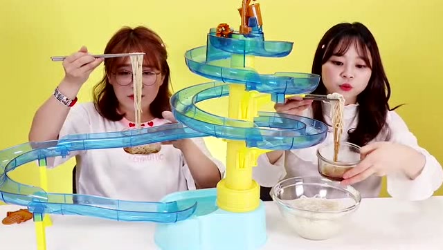 《小伶玩具》挑战美食新吃法!清凉夏日水上滑梯凉面!