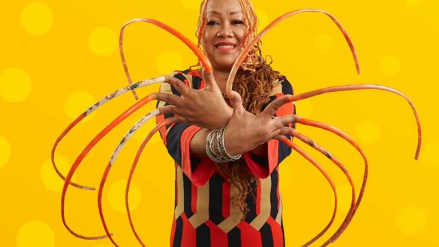 全球指甲最长的人,养了30年总长5米,生活不能自理,网友:真是活该