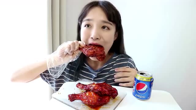 小姐姐教你啃鸡腿,这样啃真是过瘾