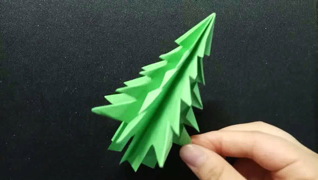 儿童手工折纸:一张纸折出一棵小松树,好玩又有趣!