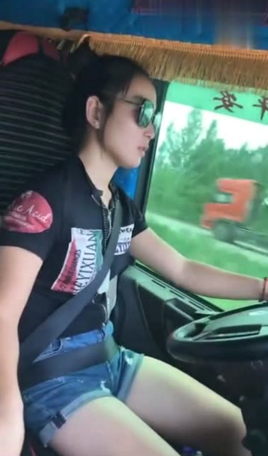 卡车女司机云歌开车的姿势依然那么帅