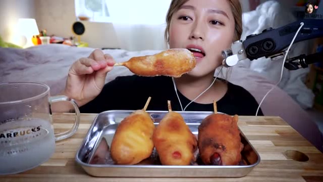 韩国美女做爆浆芝士香肠,吃的满嘴芝士,实在太好吃了!