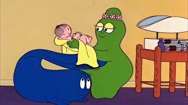 巴巴妈妈给宝宝洗澡,他很调皮,玩起水来