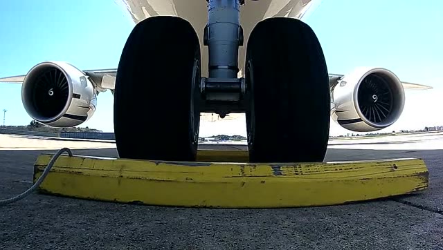 飞机:波音777机轮转向展示,看着好大