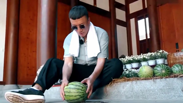 孙红雷口渴买西瓜,一句"保熟"吗?工作人员的不淡定了!