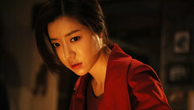 两个月亮 双月同天阴门开,女驱魔师降妖不成,反而坠入死亡轮回