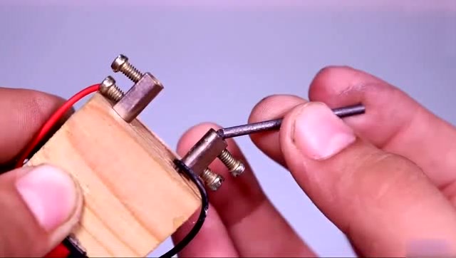 小哥自制的电烙铁,只要9v的电池就能带动,有创意了