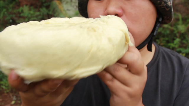 短腿哥哥捡到一锅面粉,拿去做了个巨型包子,吃一个能管一天