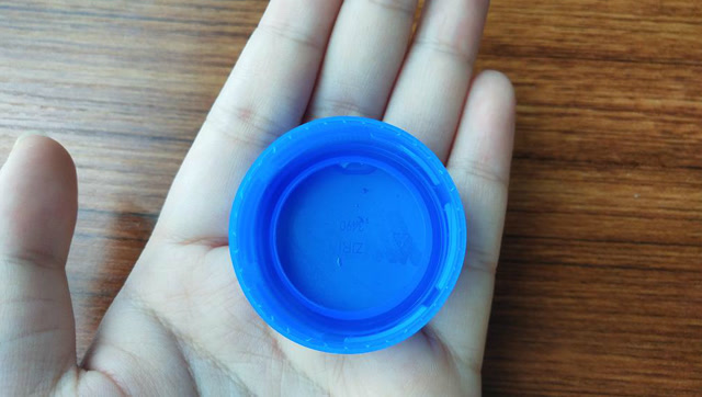 矿泉水瓶盖真是个宝,放在卫生间太方便了,赶快多准备几个吧!