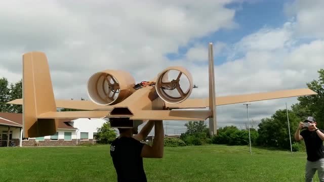 牛人自制大型遥控纸飞机,升空的瞬间,我震憾了!