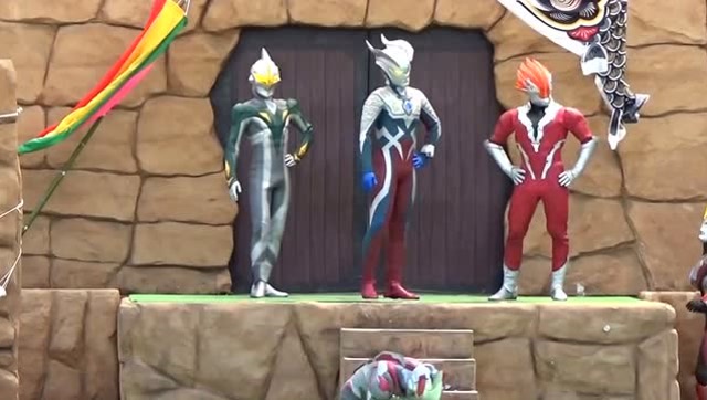 艾克斯奥特曼被怪兽踩在脚下赛罗来救他